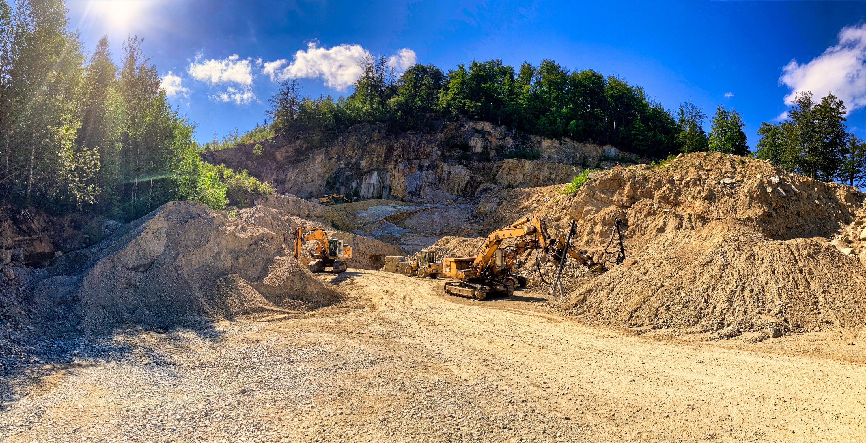 Bagger im Steinbruch an der Kösseine im Fichtelgebirge