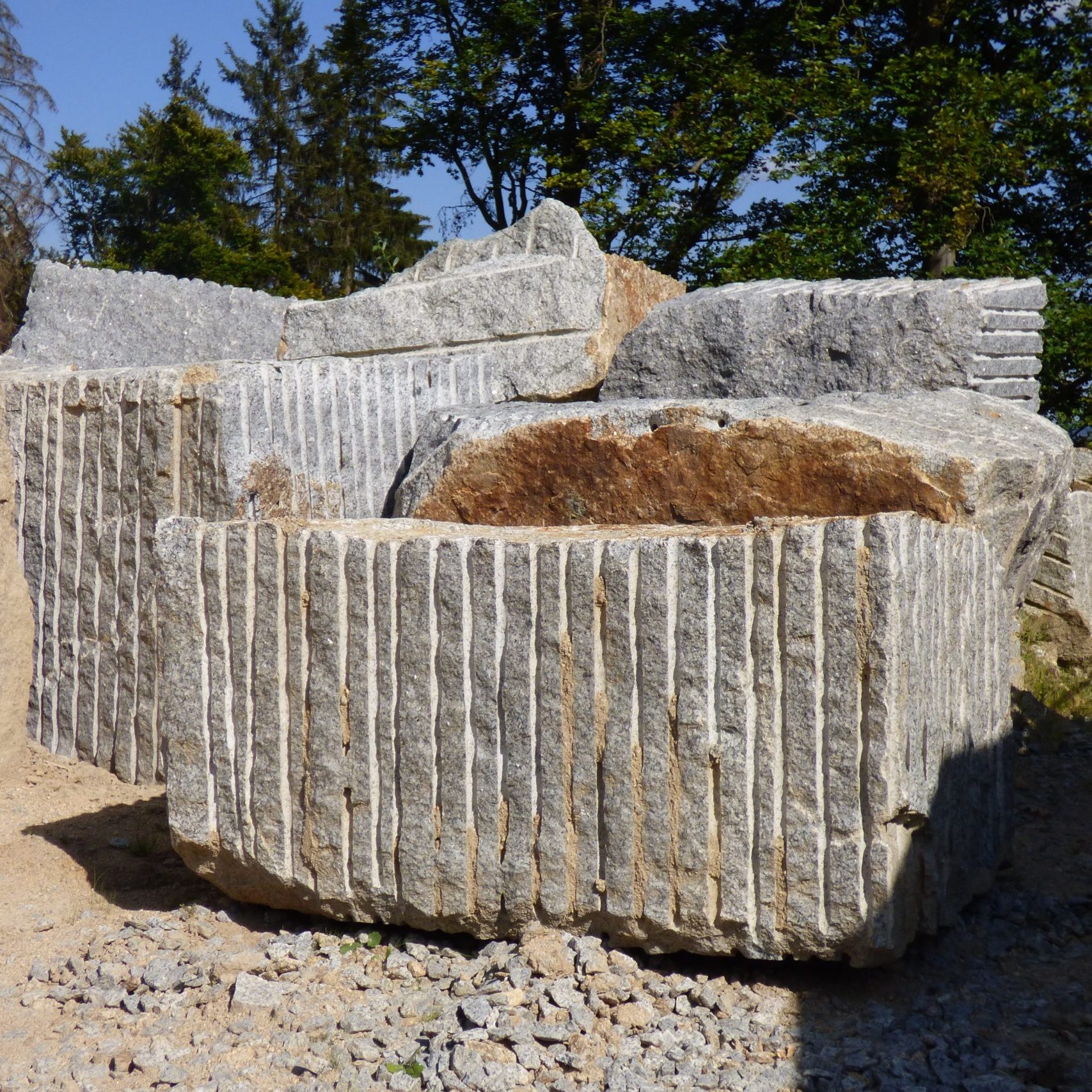 Rohblöcke aus Granit im Steinbruch