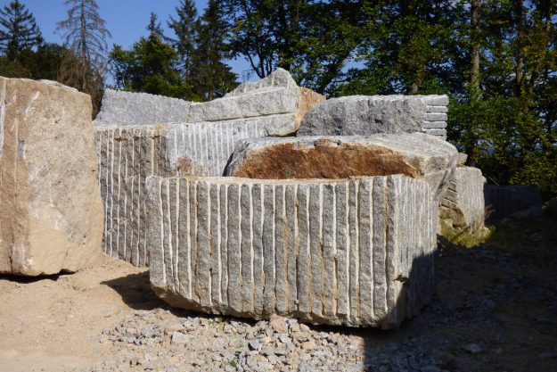 Rohblöcke aus Granit im Steinbruch