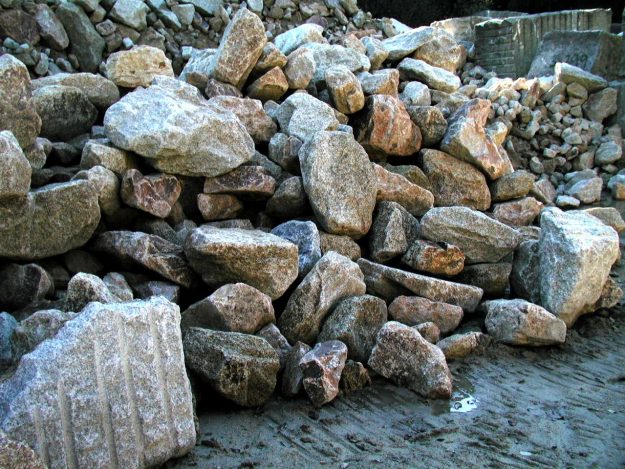 Bruchsteine aus dem Steinbruch