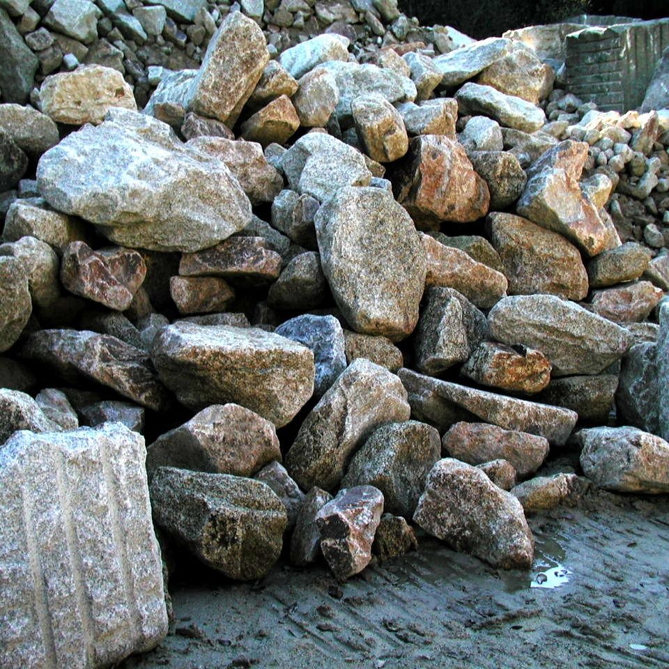 Bruchsteine aus dem Steinbruch