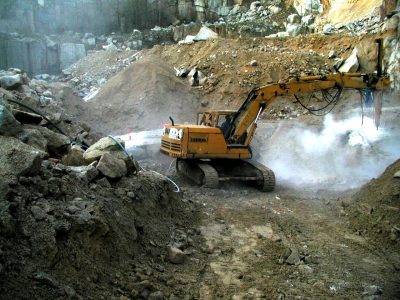 Bagger beim Abbau von Naturstein