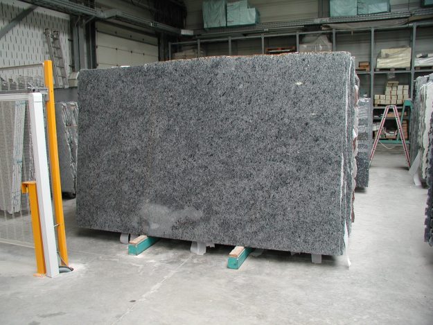 Rohplatte direkt aus dem Steinbruch im Fichtelgebirge